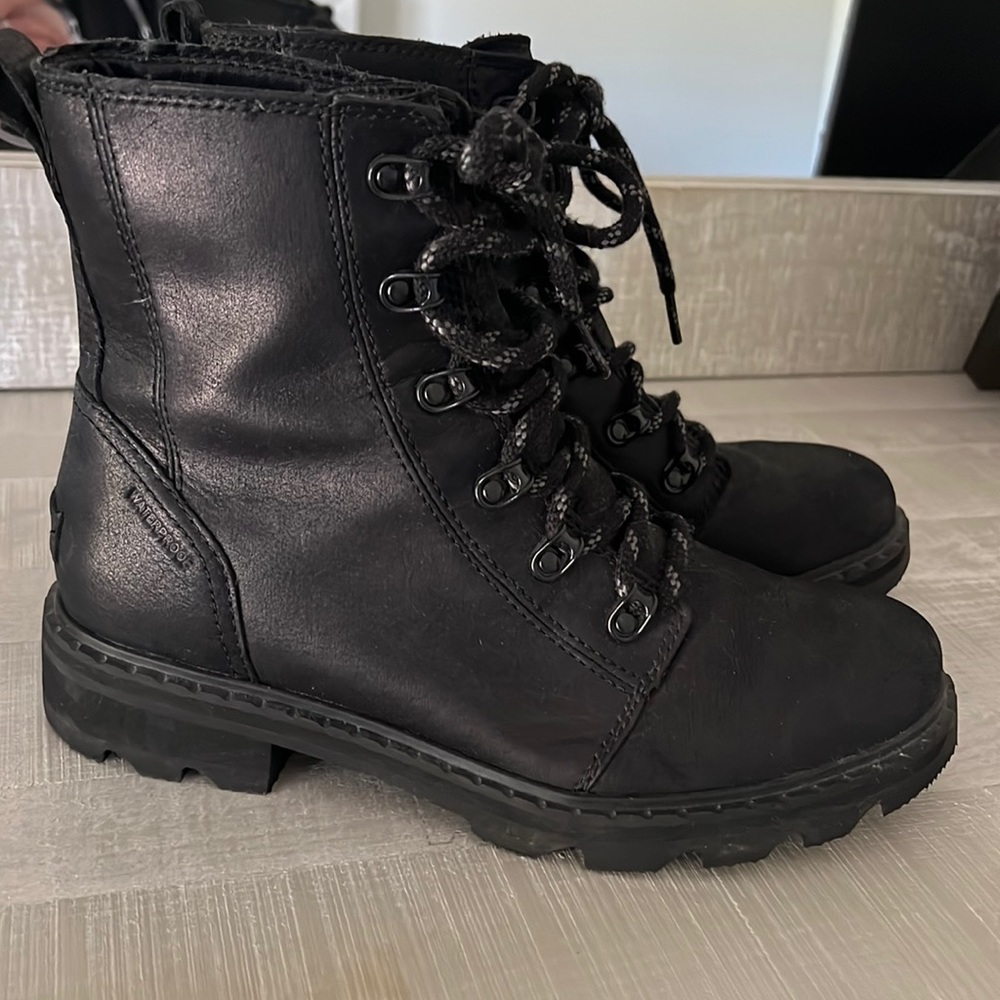 Sorel women’s black leather winter boots size 8